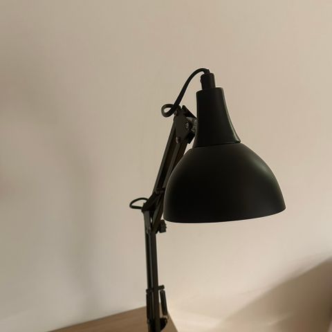 Svart bordlampe