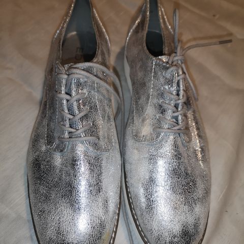 Edit sølv sko str 39 med snøring som nye