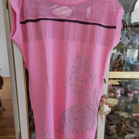 Rosa kjole med detaljer