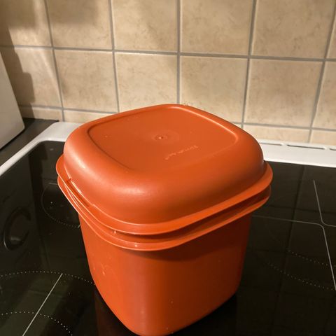 Tupperware boks m lokk- ny pris