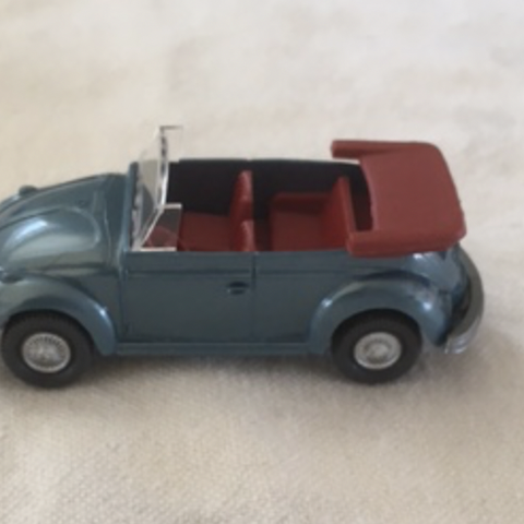 1/87. VW 1303 cab. blåfarget. Wiking.