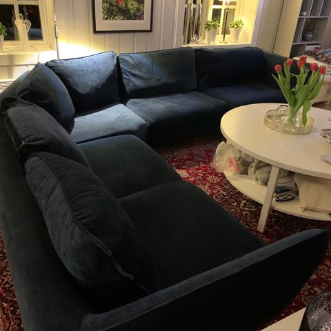 Hjørnesofa blå velur 324 •282 cm.