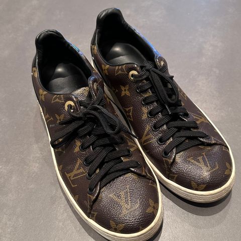 Louis Vuitton sneakers str 37.5