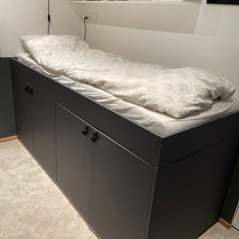 Stedbygd seng med masse oppbevaring, av kjøkkenskrog fra Strai