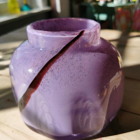 Nydelig lilla håndblåst kunstglass vase, kunstglass i lilla ant Randsfjord.