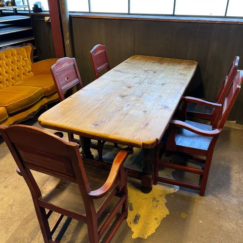 Solid rustikk bord med stoler