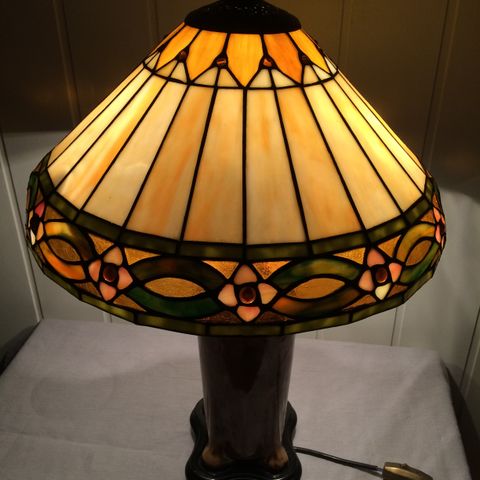 Bordlampa  Tiffany stil