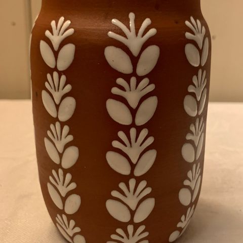 Dansk keramikkvase med hvitt mønster