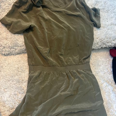 «Ny» army kjole fra Anine Bing str S selges billig