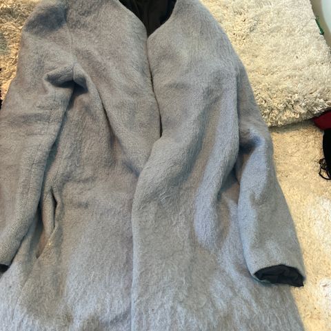 Lyseblå jakke/trenchcoat fra Zara str S selges billig
