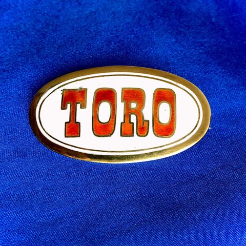 Emaljert skilt med nålfeste - TORO - Bergen - Reklame - Landhandel