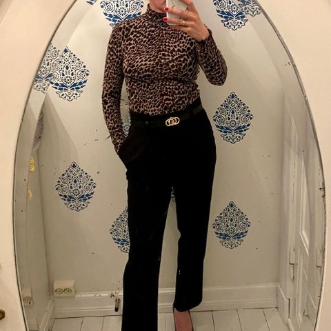 Leopard mønstret stretch turtelneck genser