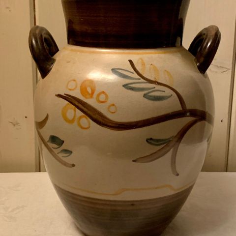 Stor, pen krukke i keramikk