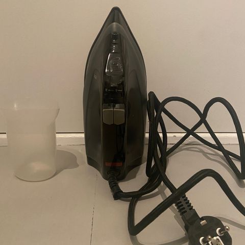 Emberton 1600W Hospitality grade steam iron. like new.