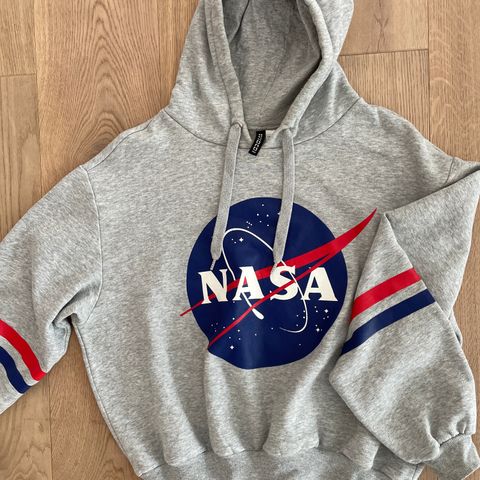 Hettegenser og t-shirt med NASA-tema