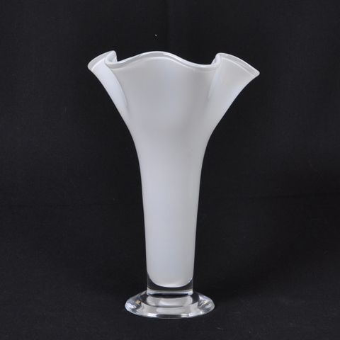 Vintage ORREFORS Full Lead Crystal White Chanterelle Vase av Anne Nilsson