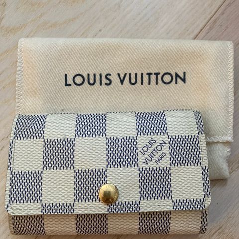 Louis Vuitton 6 ring keyholder