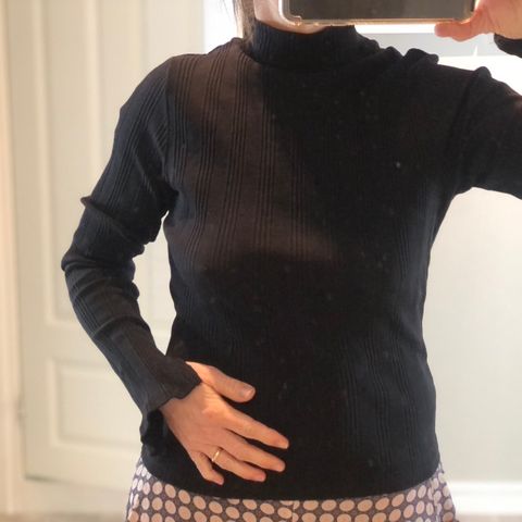 Sort elastisk genser til dame fra Gina Tricot i str S
