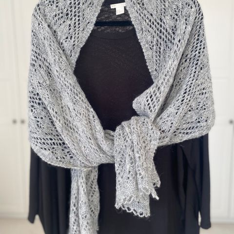 Nydelig langt grått sjal med hullmønster * ull * ikke brukt