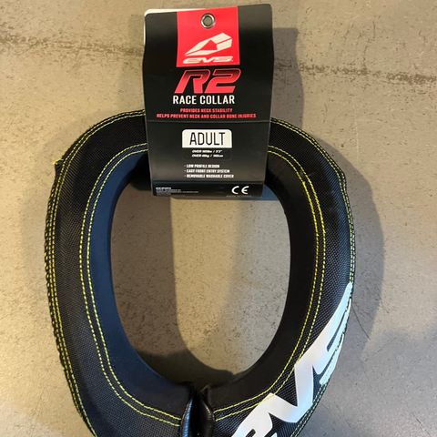 EVS RACE COLLAR R2 - nakkebeskyttelse voksen