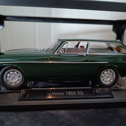 1973 modell - Volvo 1800 ES  - mørk grønn lakk - Norev - skala 1:18.
