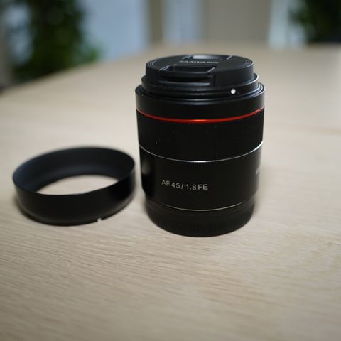 NY PRIS: Samyang AF 45/1.8 for Sony FE med Samyang Lens Station