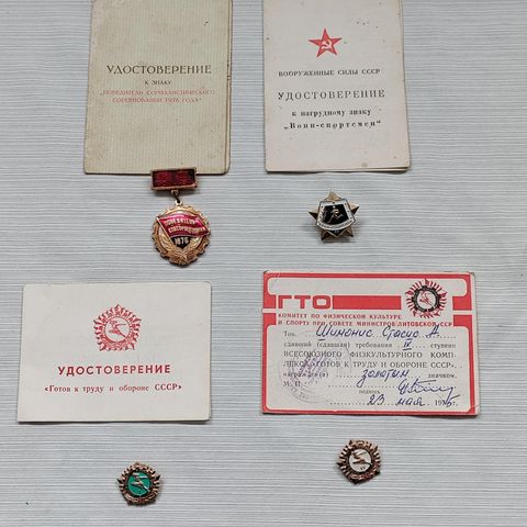 Orginale sovjetiske pins med dokumenter