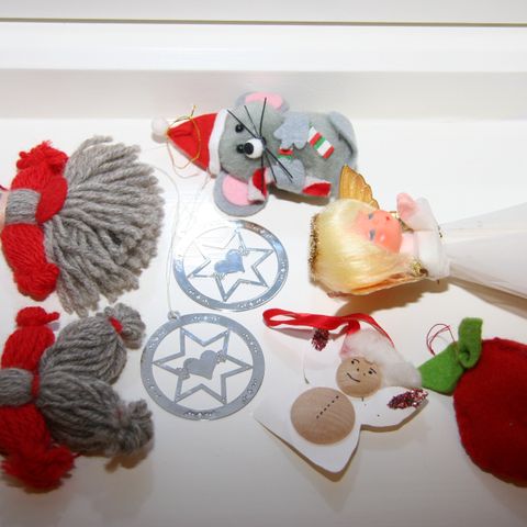 Vintage julepynt: nisser, mus, engel, stjerner, eple - noe hjemmelagd pynt