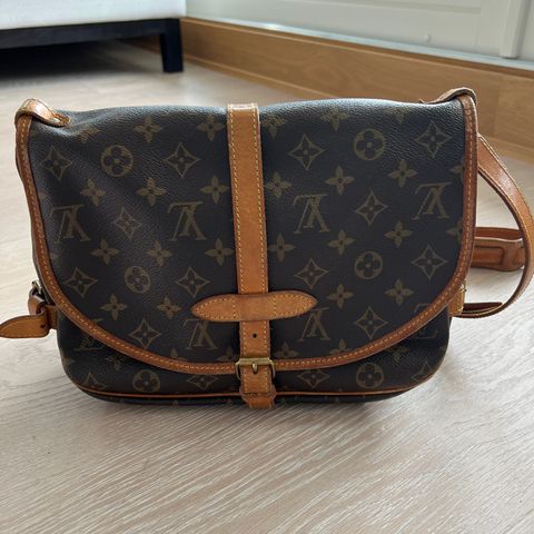 Vintage LOUIS VUITTON Saumur 30 Crossbody Bag