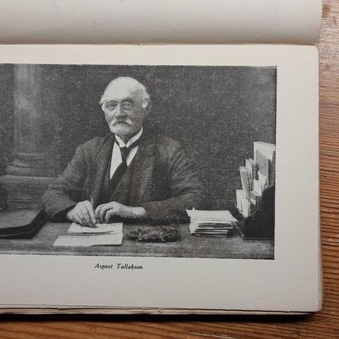 Asgaut Tallakson. 1924: Fire folkedanser (Debut) og 1926: Dikt aa eventyr.