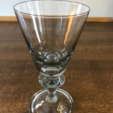 Hadeland Tangen , fine sotfargete glass. Ca. 16 cm. høye ( 15 cl. )