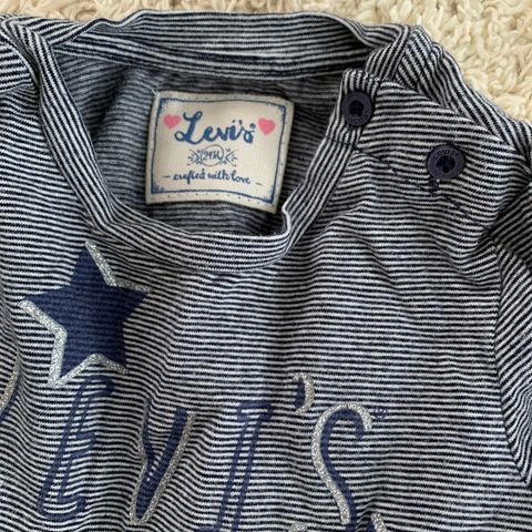 Levis genser med 3 knapper i hvit, marineblå, sølv. Str. 24M