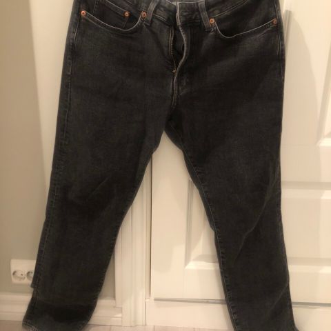 Sort / svart jeans denim modell regular fit str 30/32 til gutt / herre fra HM