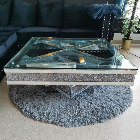 Nydelig sofa bord med diamanter.