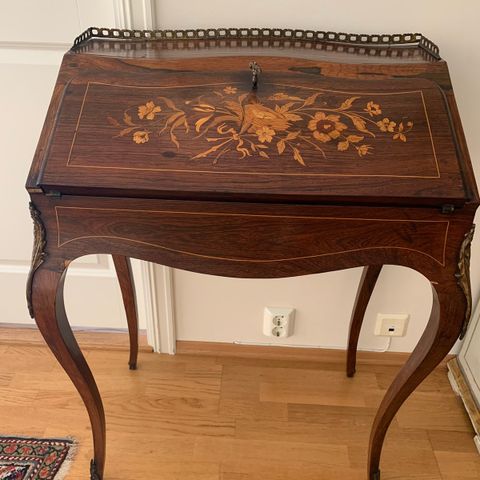 Nydelig gammelt dameskrivebord i mahogny selges!