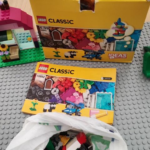 Lego og en fly maketa.