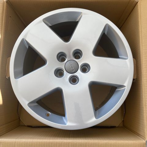 Nyrenoverte 18" Audi Fat Fives