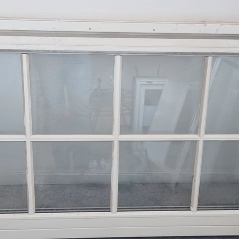 Topphengslet vindu med decorsprosser
