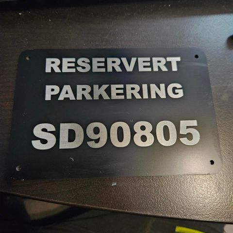 Reservert parkeringsskilt med skiltnummer