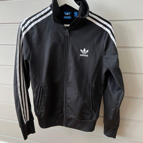 Adidas jakke (lite brukt)