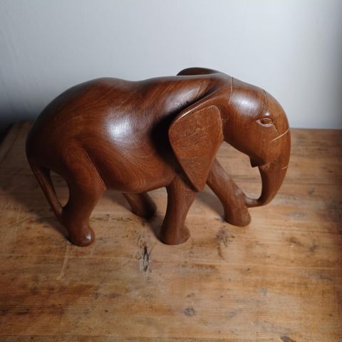 Elefant. Håndskåret i massiv teak. Fra 1950-60 tallet.