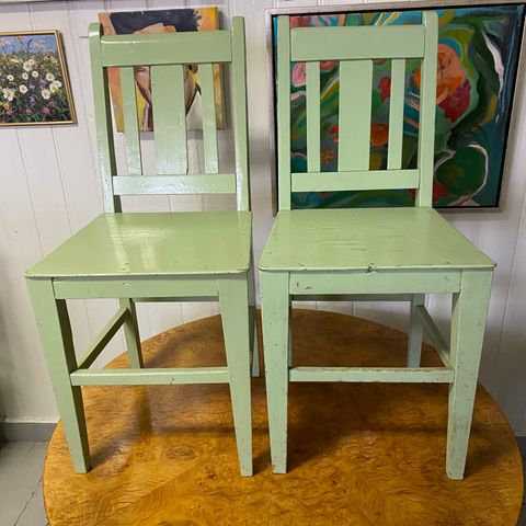 2 gamle grønne stoler