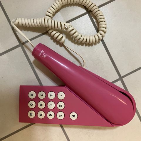 3 STK ELDRE HUS-TELEFONER I « PERFEKT « STAND. KUN ROSA IGJEN.