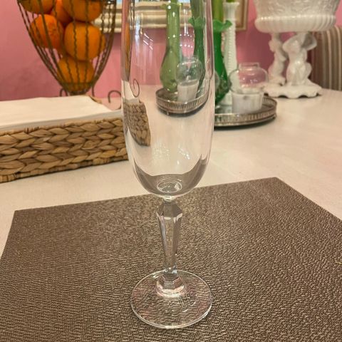 hvitvin/ champagne glass krystall med  vakkert håndslipet stett