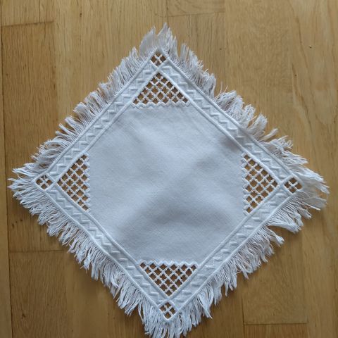 Hardangersøm - nydelig firkantet hvit brikke