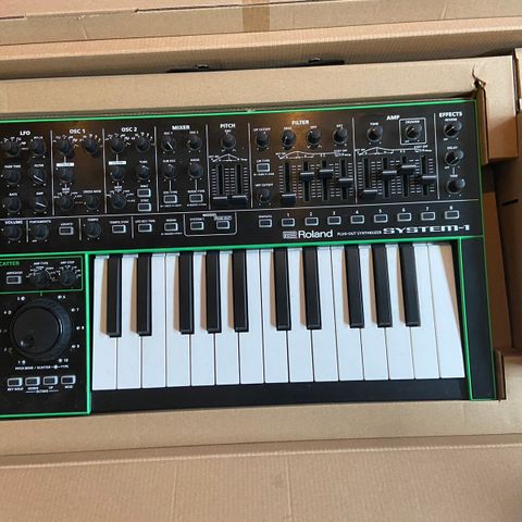 Roland SYSTEM-1 PLUG OUT med PROMARS