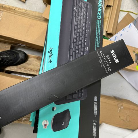 Trådløst tastatur, stor musematte og mus (Logitech og Svive) NY PRIS!