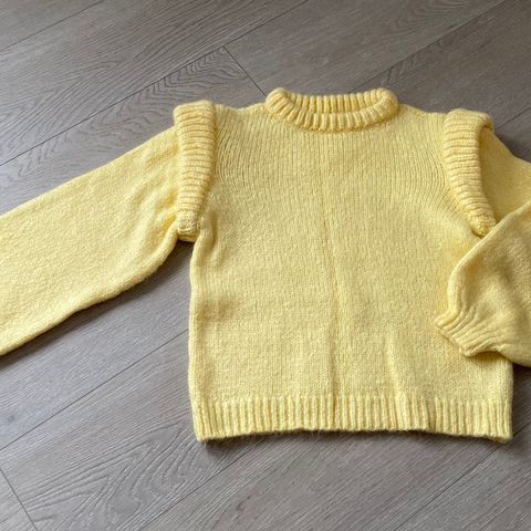 Nydelig strikket genser Str M (minmote genser)