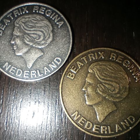 Nederland 2x tokens 1981 i holder NY PRIS