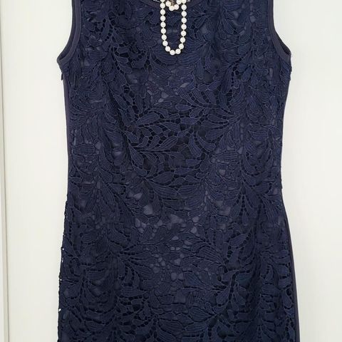 Mørkeblå kjole i blonde/brokade-stoff, str. S, kjøpt i Paris